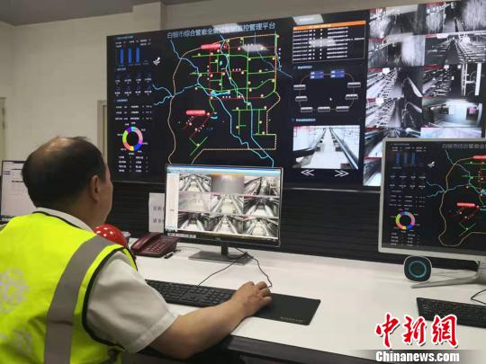 圖為白銀綜合地下管廊總控室工作人員正在進行氧氣、濕度、溫度等監(jiān)測。 高康迪 攝 圖為白銀綜合地下管廊總控室工作人員正在進行氧氣、濕度、溫度等監(jiān)測。 高康迪 攝